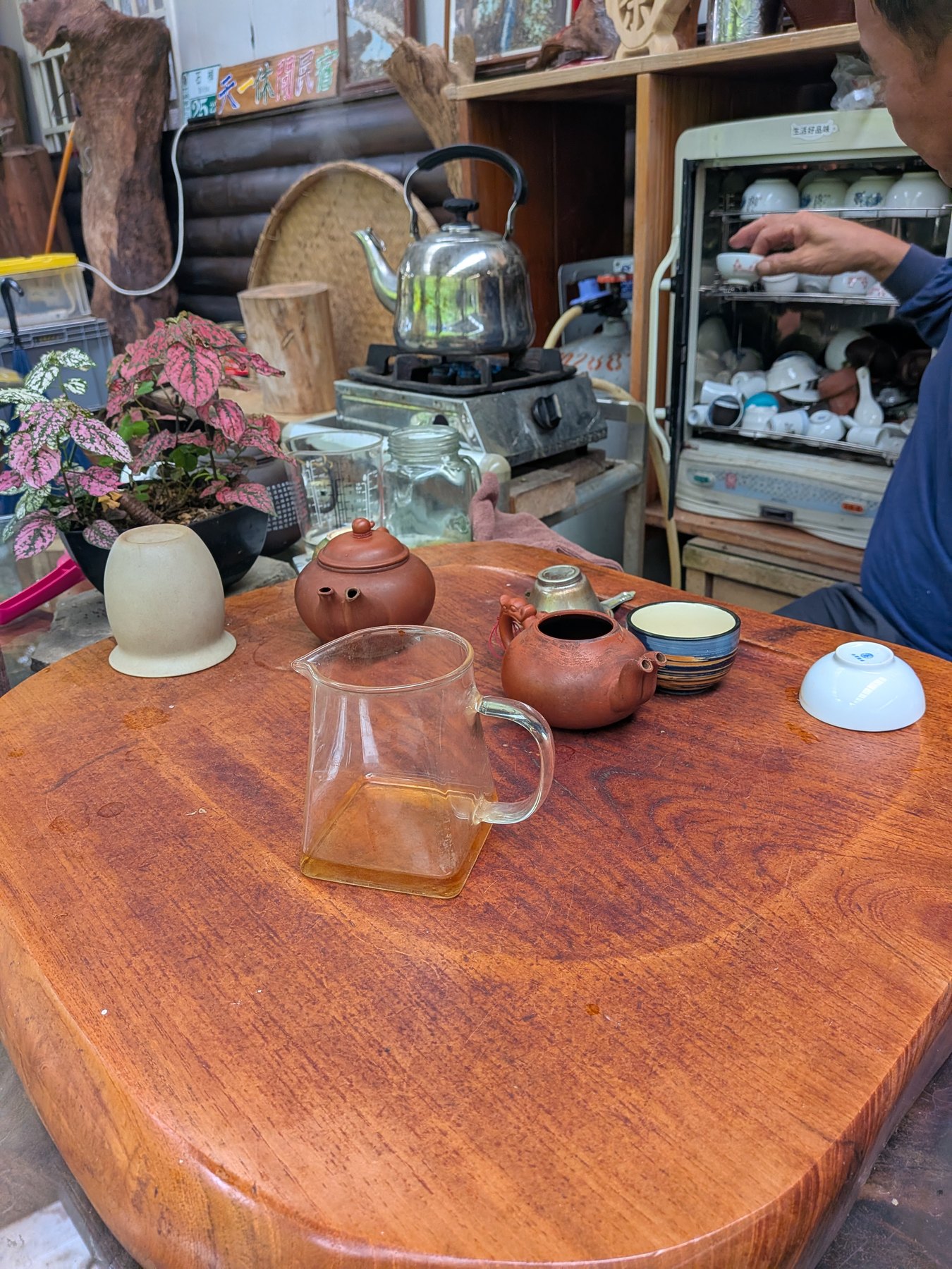 Tea table in Shizhuo.